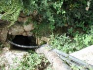 צינור מאולתר מזרים ממי המעיין לבריכת אגירה. עין יואל