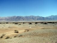 חוות עברונה. נראה צחיח אך השטח מלא בממצאים