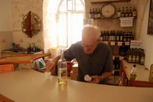 נזיר איטלקי ישיש וחביב מוזג יין לטעימה