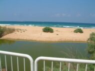 נחל בצת. בקיץ סותם החול את המוצא לים