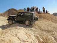 ג'יפ רנגלר קצר במעלה צניפים. צילום אלק קפלן