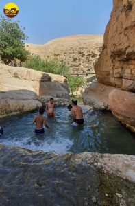 מעיין ואדי קלט אנשים רחצה טבילה