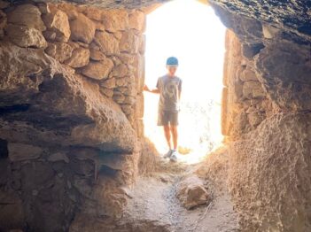 לכיש, מערות