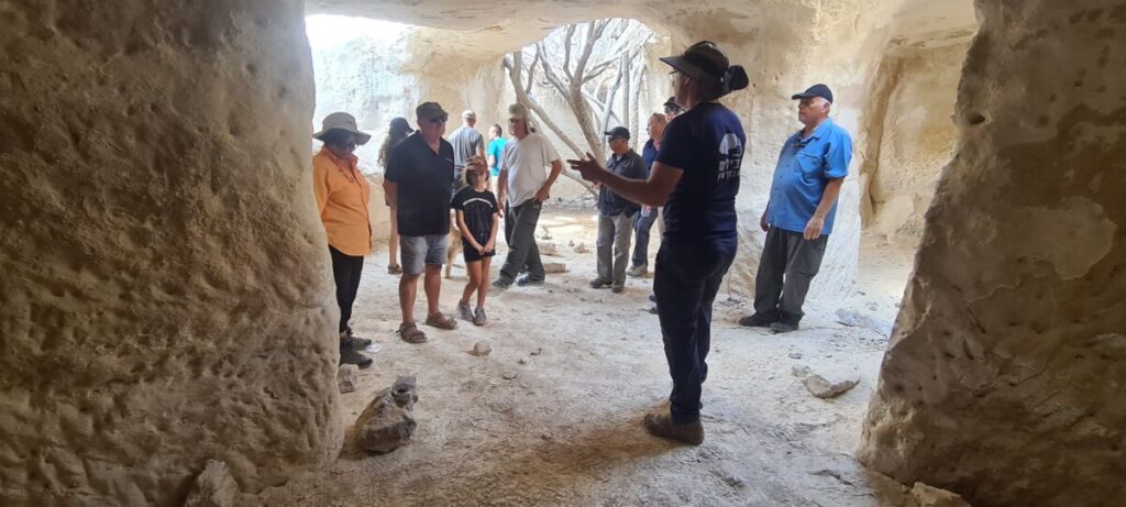 מערה מערות הדרכה קבוצה אנשים מדריך
