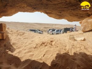 חולות חלוצה נוף הרים מדבר שיירה ג'יפים מערה