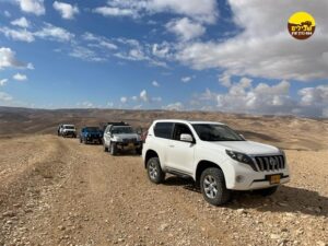 גבים מלאים שיירה ג'יפים טויוטה לנדקרוזר