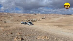 בקעת קנאים נוף שיירה ג'יפים מדבר
