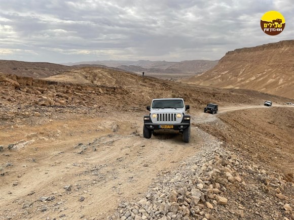 arava 31-12-2141 ערבה נוף הרים שיירה ג'יפים