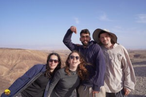 מנוחה חיוך צעירים צעירות טיול RESTLESS נחל ומצד קצרה נוף קבוצה