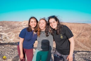 מנוחה חיוך צעירים צעירות טיול RESTLESS נחל קצרה נוף קבוצה