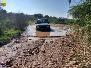 לנדרובר שלולית בוץ נחל שילה
