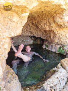 טובלים במעיין בבקעת הירדן