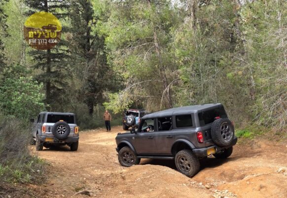 הדרכת נהיגת שטח בקבוצה – פורד ברונקו